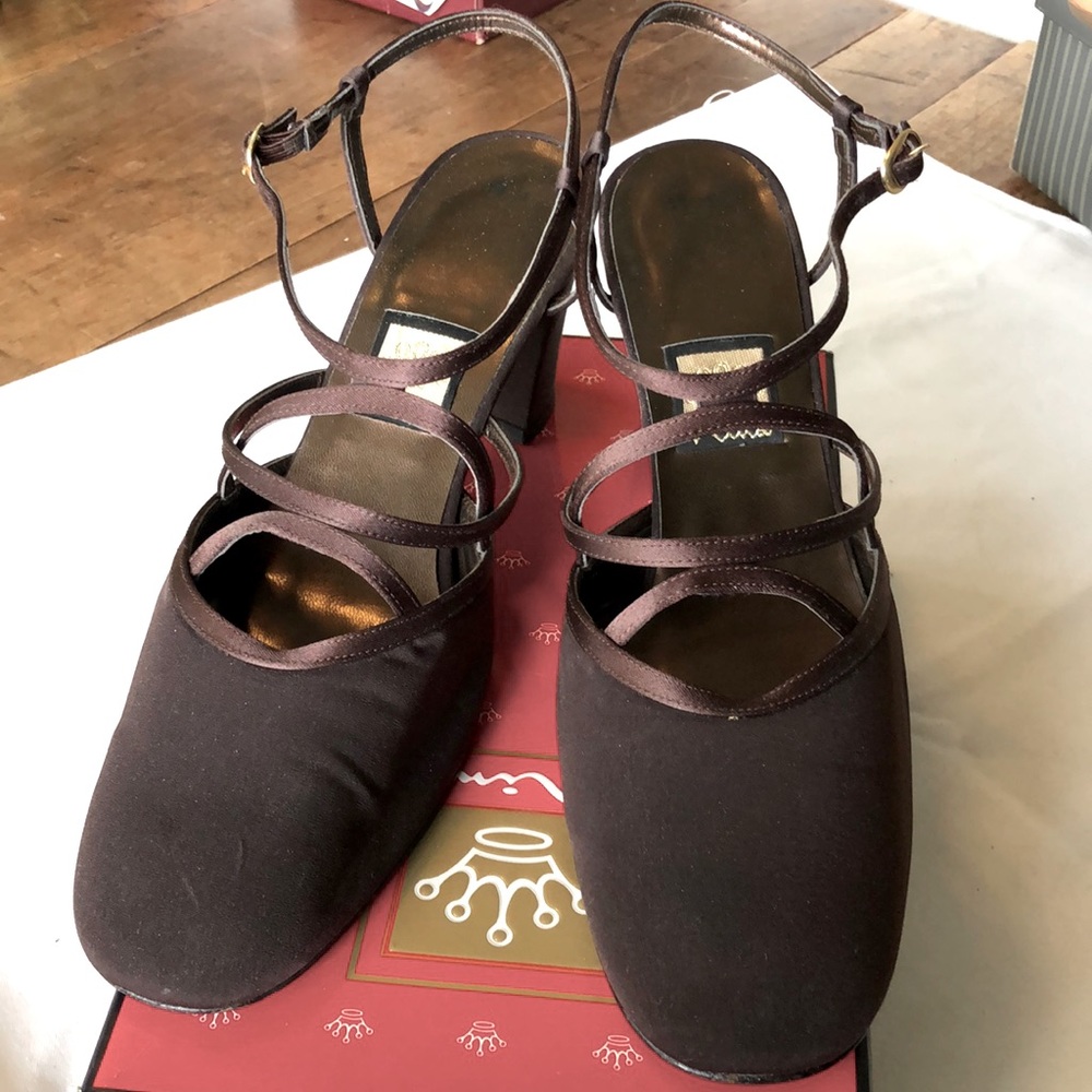 Nina Maxima chocolate brown satin trimmed pump.